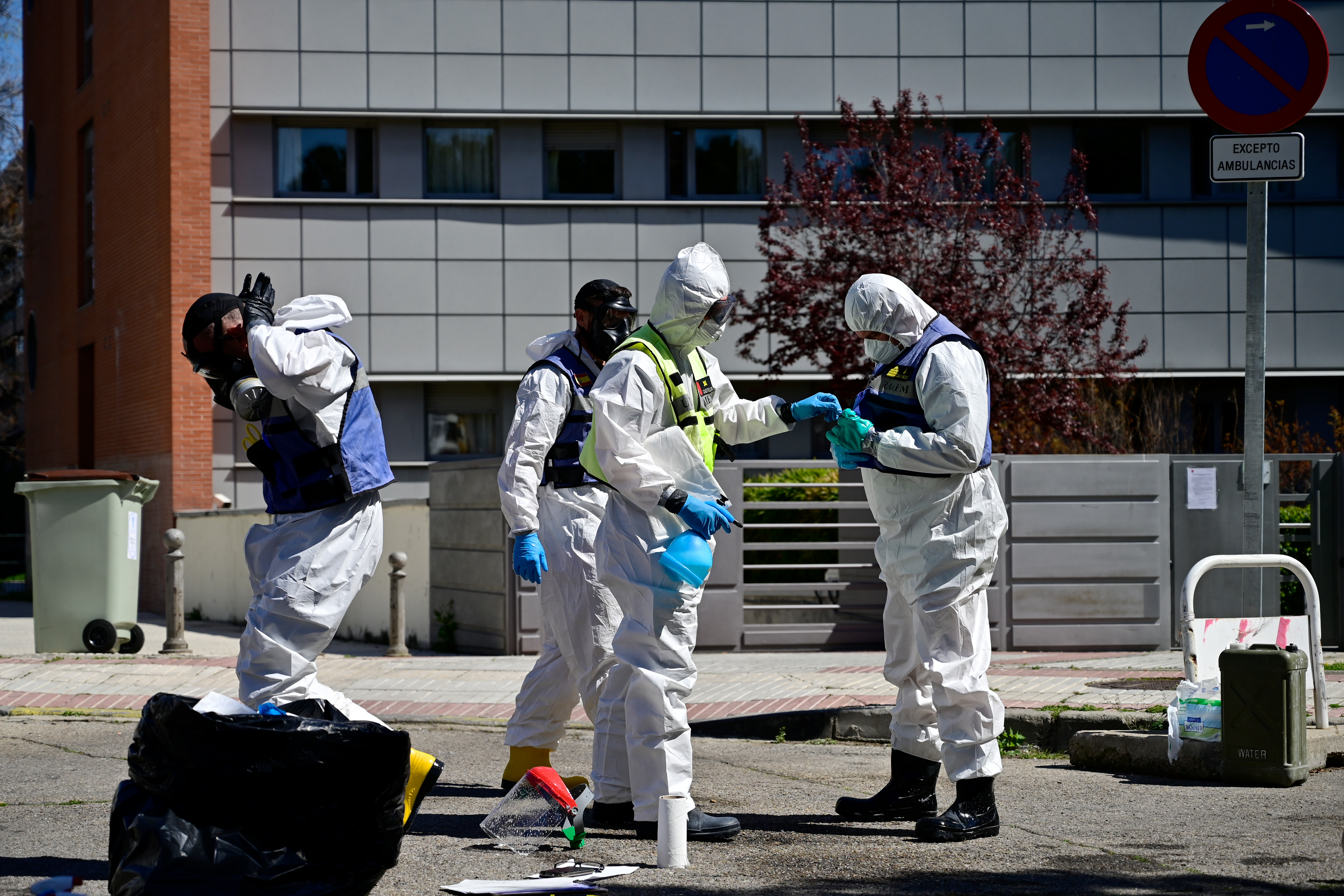 Las muertes por coronavirus bajan por tercer día en España, con 674 fallecidos