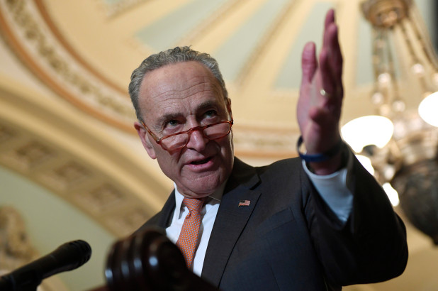 Chuck Schumer presiona al Senado para aprobar ley de alivio de coronavirus