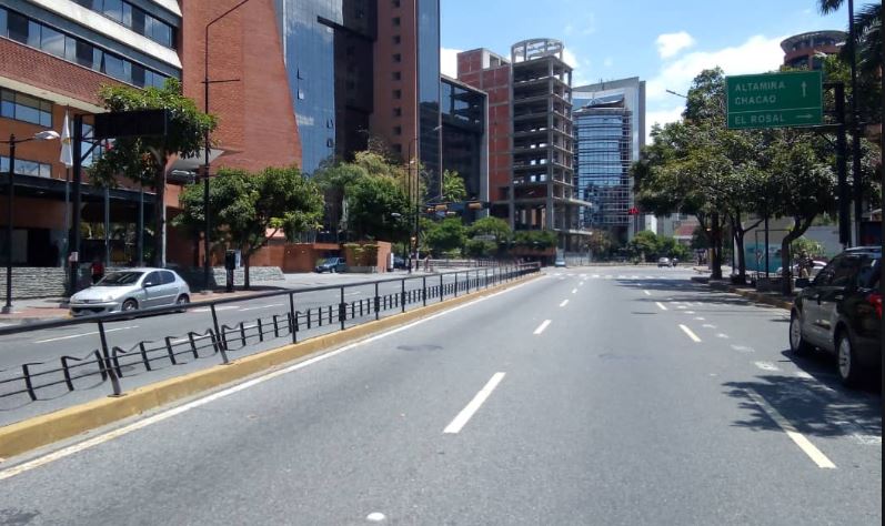 En Chacao deben salir a las calles a buscar el suministro de agua durante la cuarentena (VIDEO)