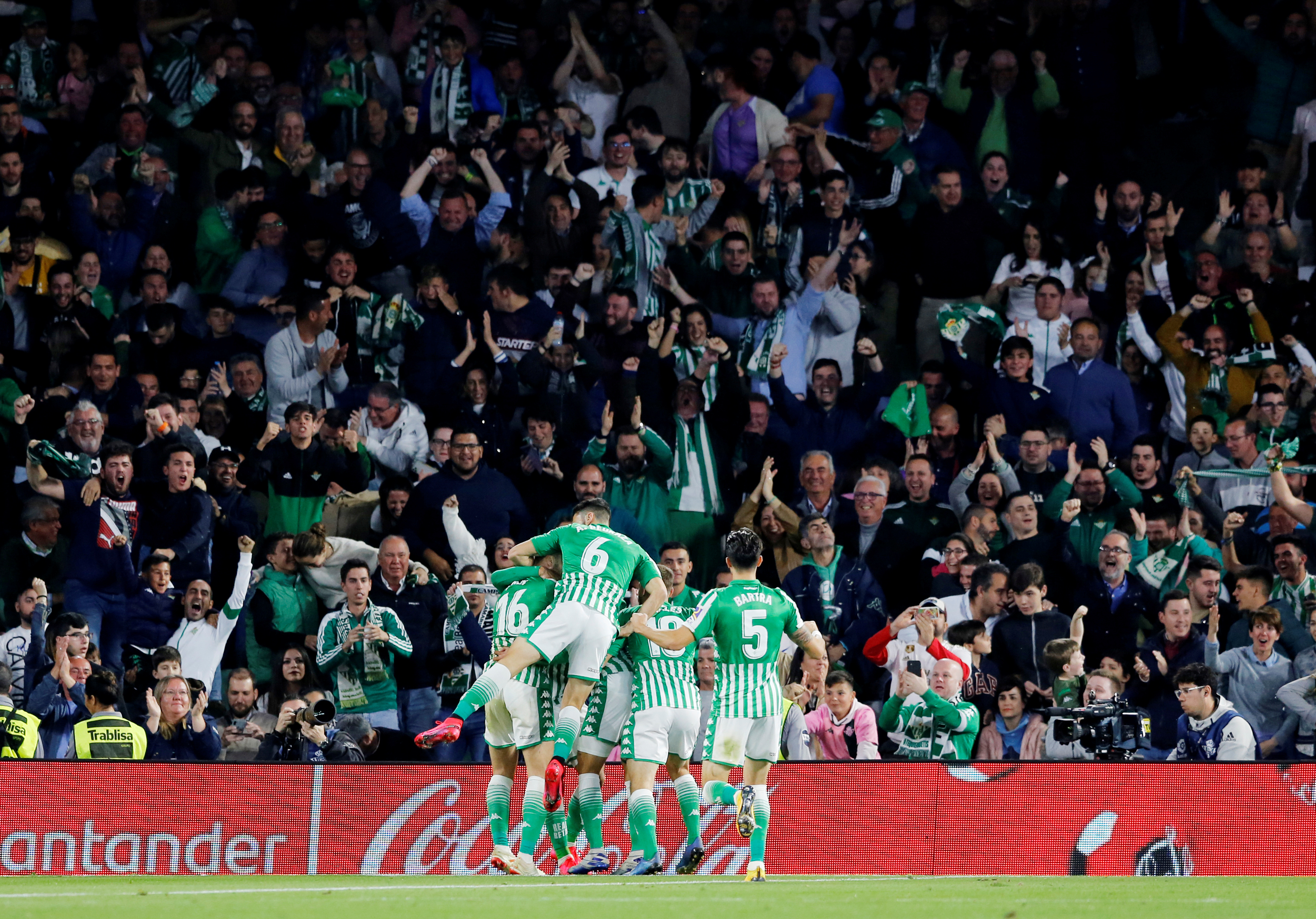 ¡Locura en España! Real Madrid perdió con el Betis y cedió el liderato al Barcelona