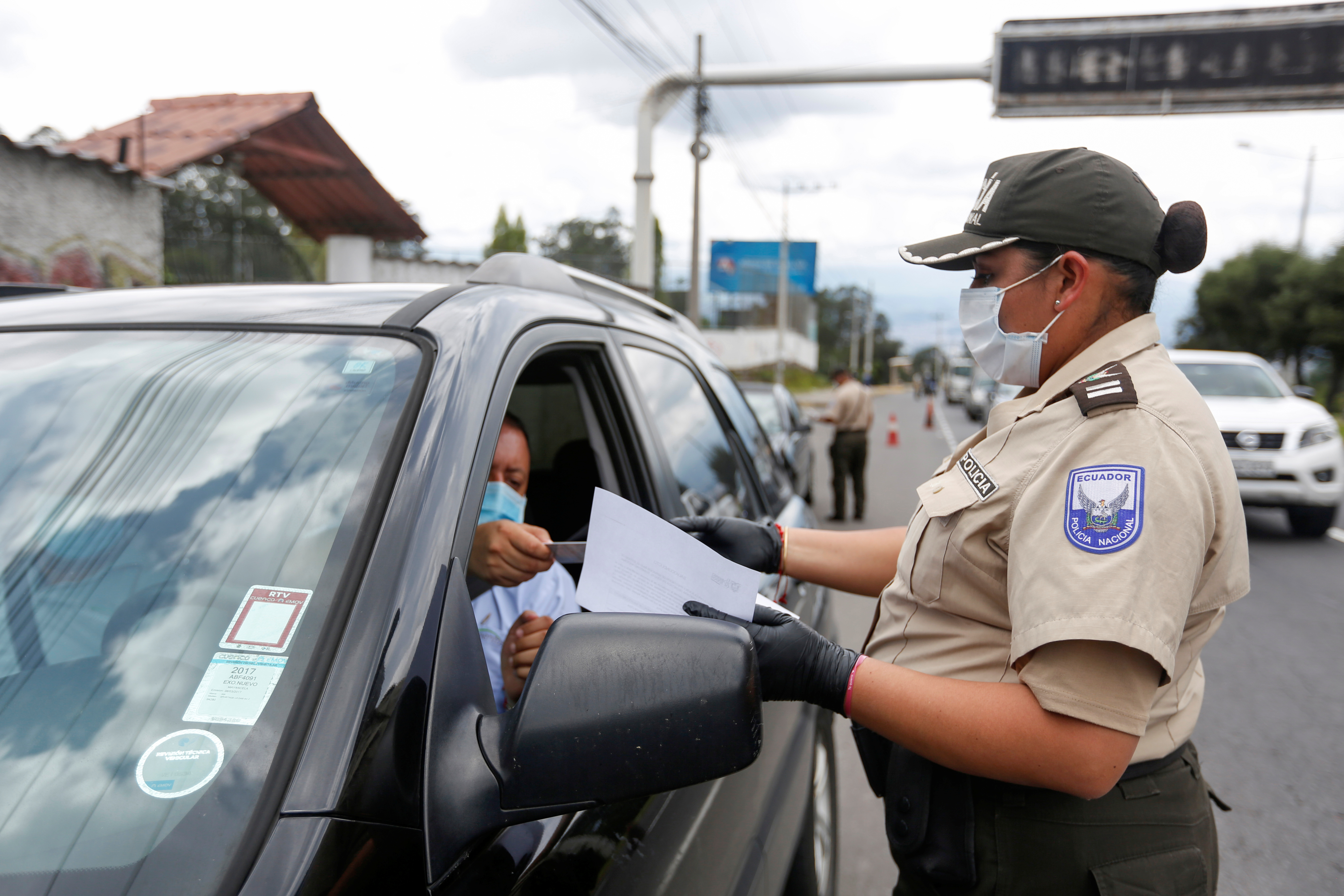 Ecuador restringe tránsito por carreteras en las noches de los fines de semana