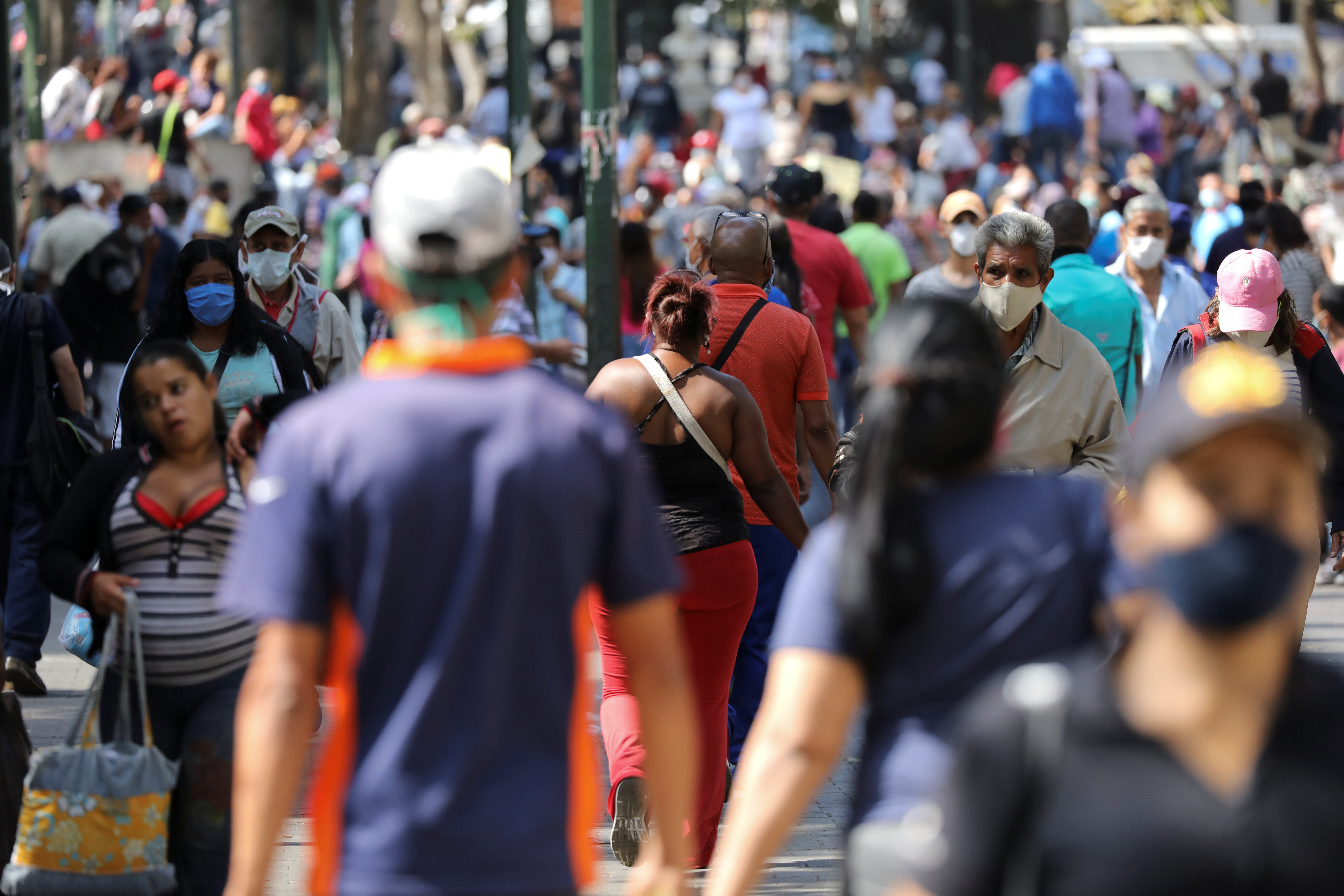 A reventar: Videos dejan en evidencia que restricciones del chavismo en Catia no sirven para nada