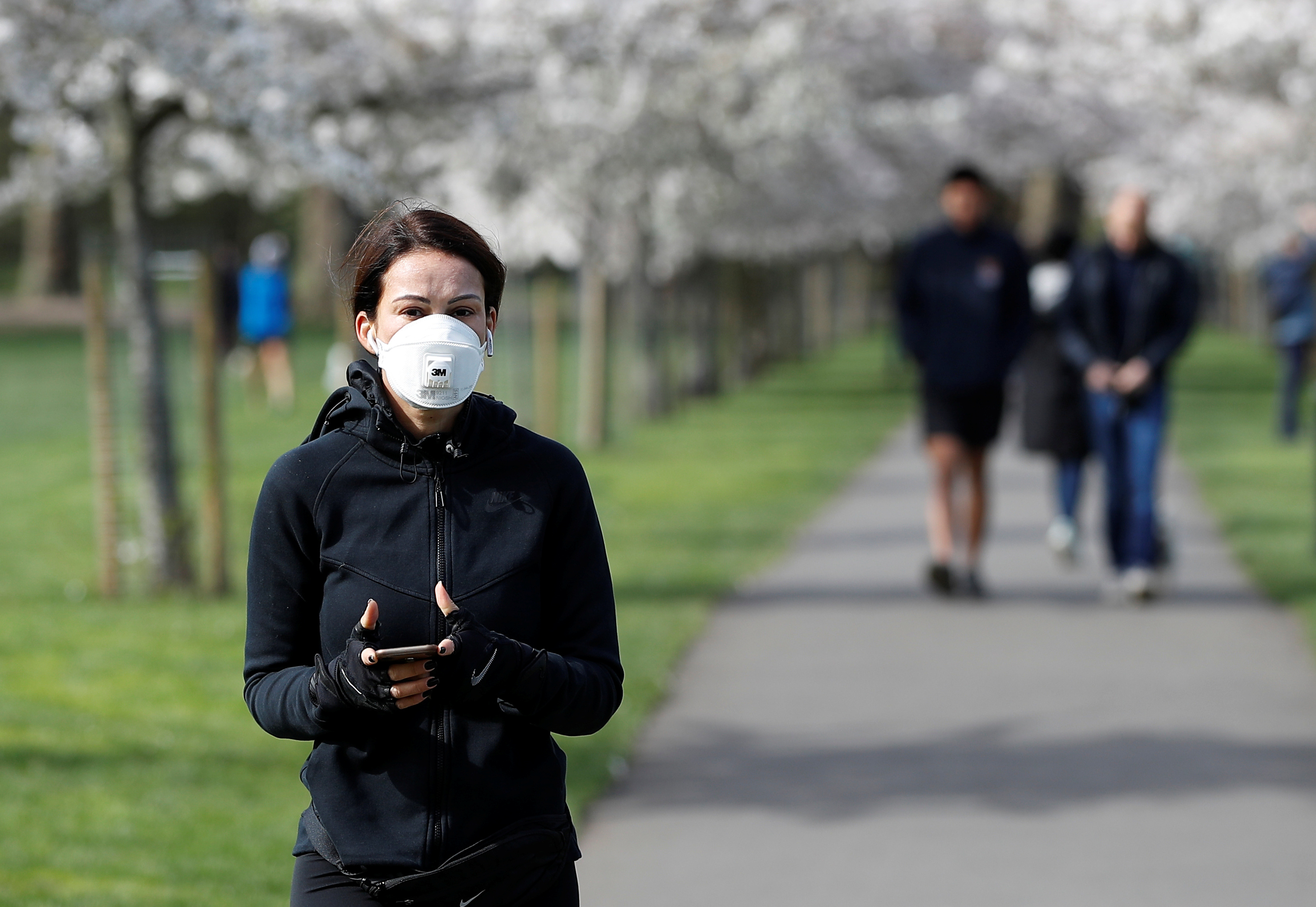 ¿Por qué tanta gente sale a la calle a desafiar al coronavirus?