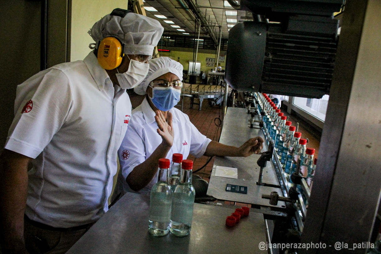 Santa Teresa: Del ron al alcohol antiséptico en tiempos de coronavirus (Video)