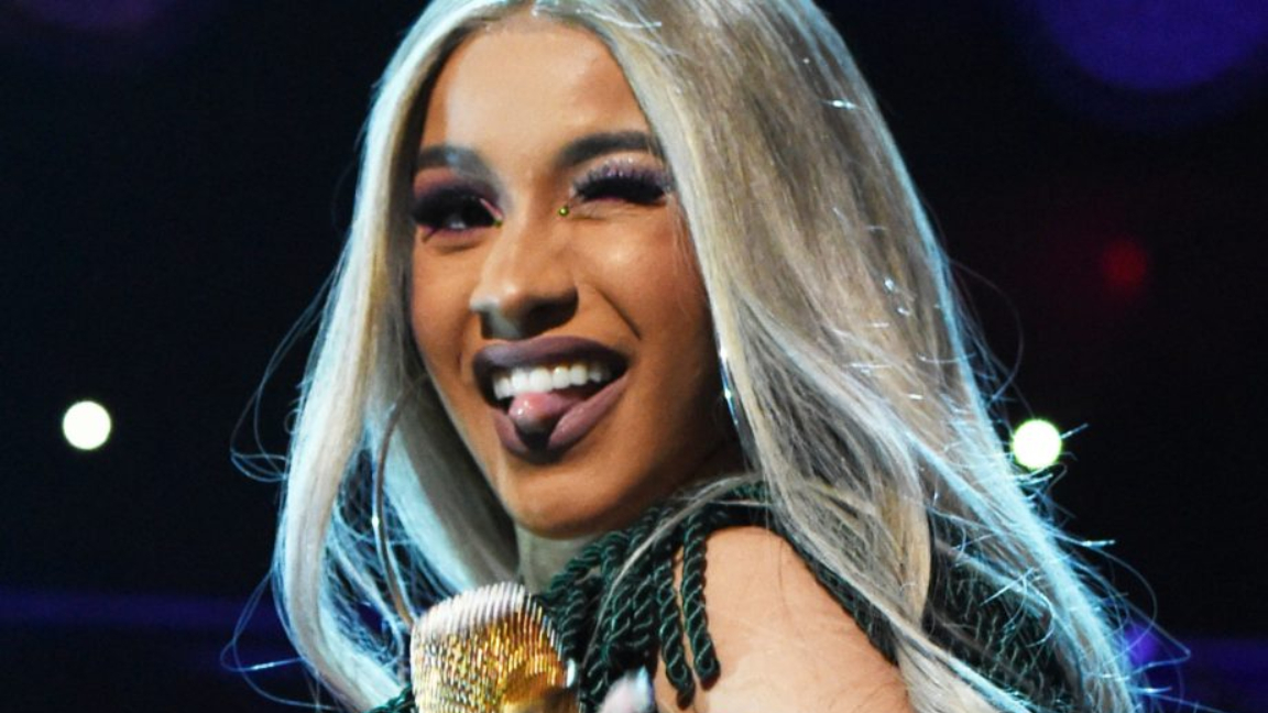 Cardi B armó un “escándalo” al ver a Donald Trump saludando con el codo (+Video)