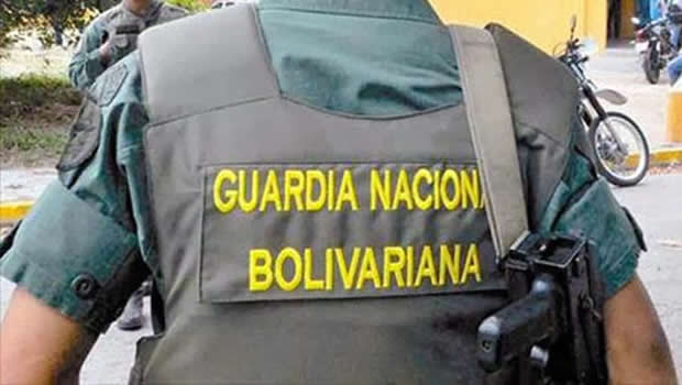 Detienen a cuatro personas entre ellas un GN por la venta ilegal de combustible en divisas