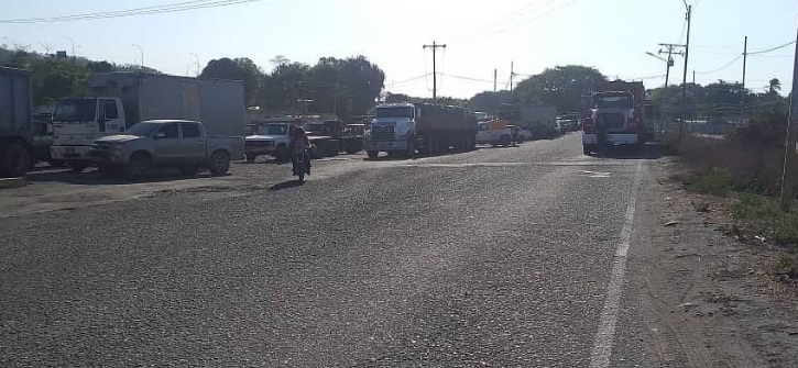 Usuarios realizan largas colas para surtir gasolina en Portuguesa #27Mar (Fotos)