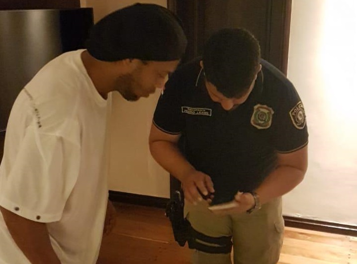 Ordenan arresto de Ronaldinho por ingresar con pasaporte falso en Paraguay (FOTOS)