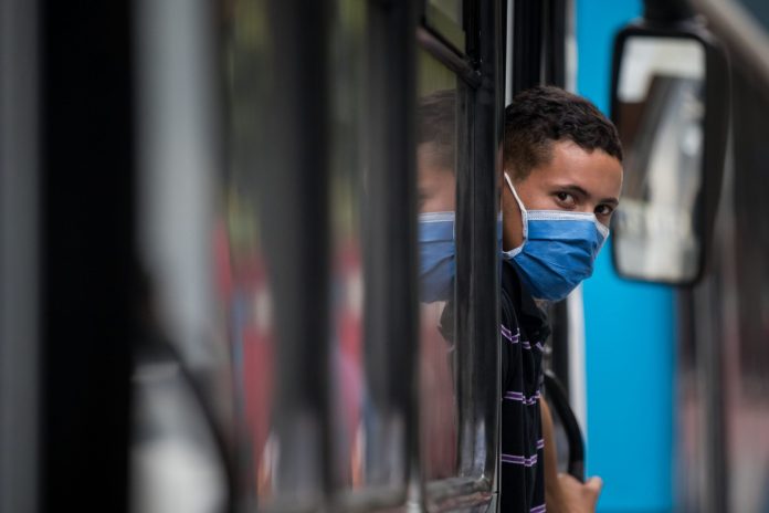 Más viral que el coronavirus: No creerás lo que utilizó este mototaxista para taparse la boca (FOTO)