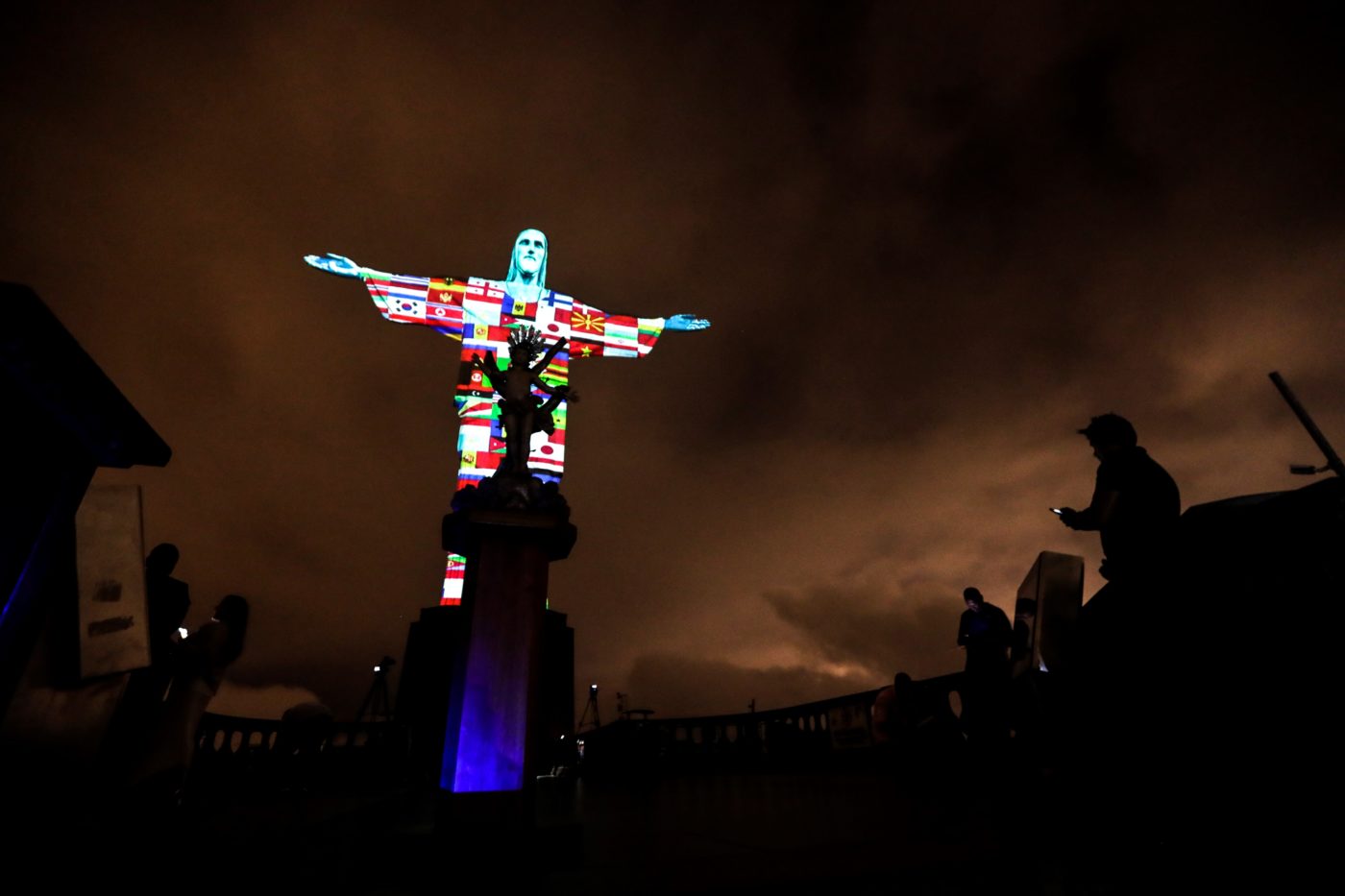 Iluminaron Cristo Redentor de Brasil con los países afectados por el coronavirus (FOTO)