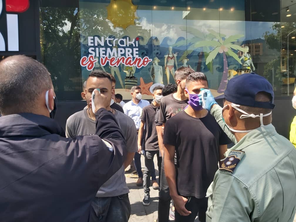 Policía Municipal realizó pruebas de temperatura en la Av. Casanova ante cuarentena (Fotos y video)