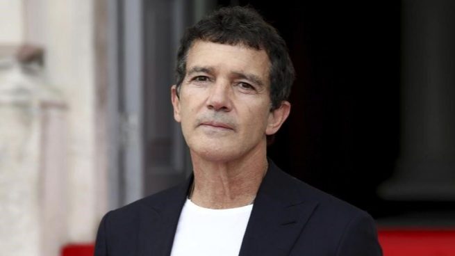 Antonio Banderas se queja de los “paparazzis” que lo esperaban sin mascarilla cuando salió a correr