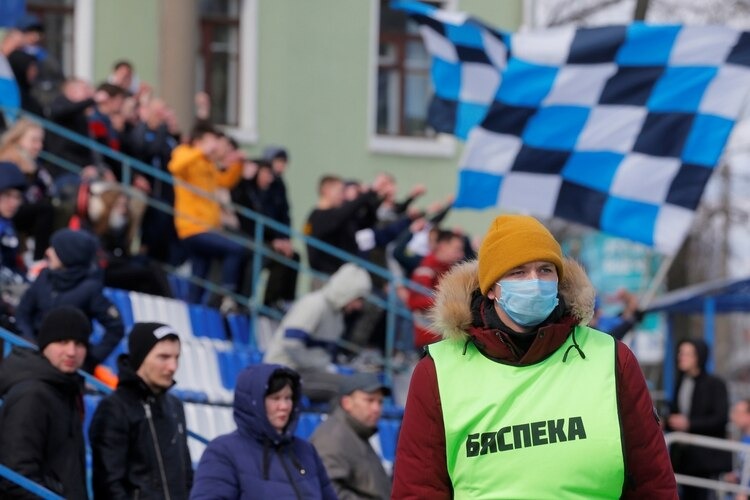 ¡Insólito! Una liga europea comenzó su torneo con público en medio de la pandemia por coronavirus