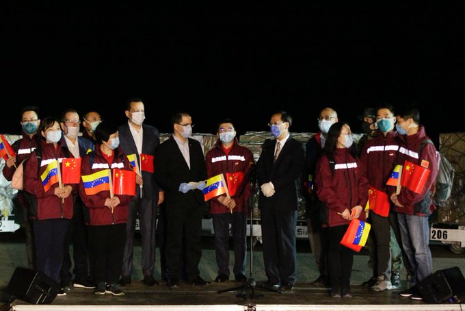 Arreaza recibió a médicos chinos y el tercer cargamento de insumos