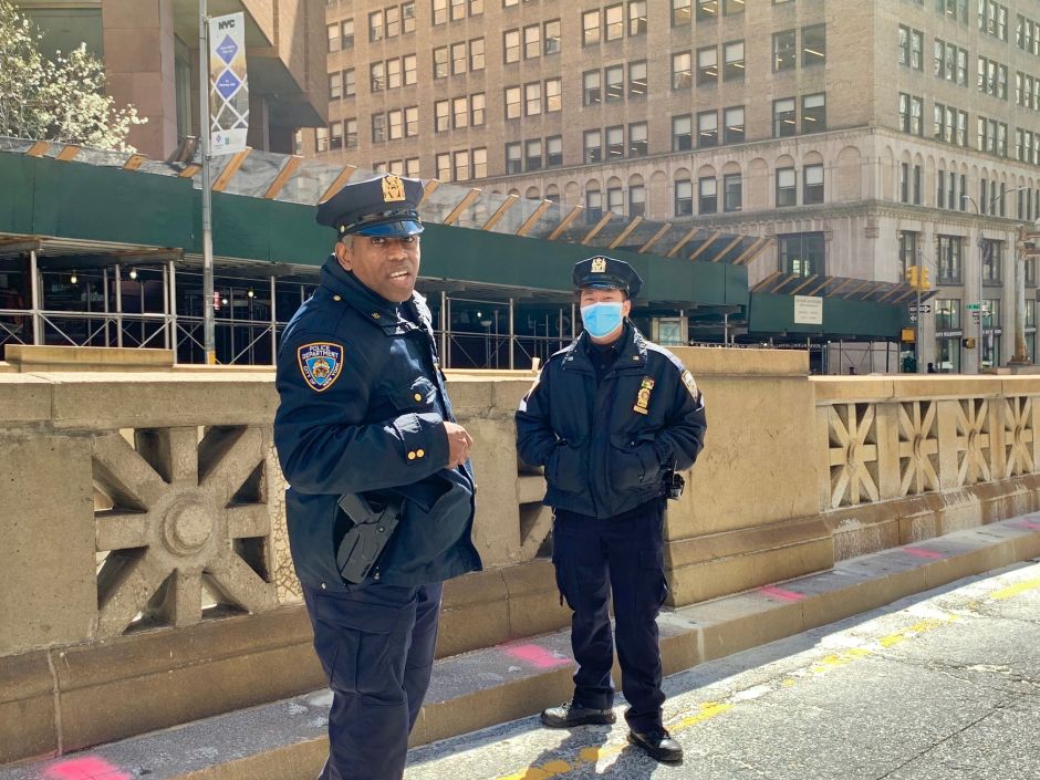 Multarán con $500 a quien viole norma de distanciamiento social por coronavirus en NYC