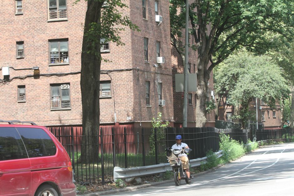 Residentes de NYCHA tendrán acceso a pruebas, desinfectantes y mascarillas gratis para frenar la pandemia