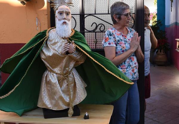 Dios, amuletos y santos para enfrentar al coronavirus