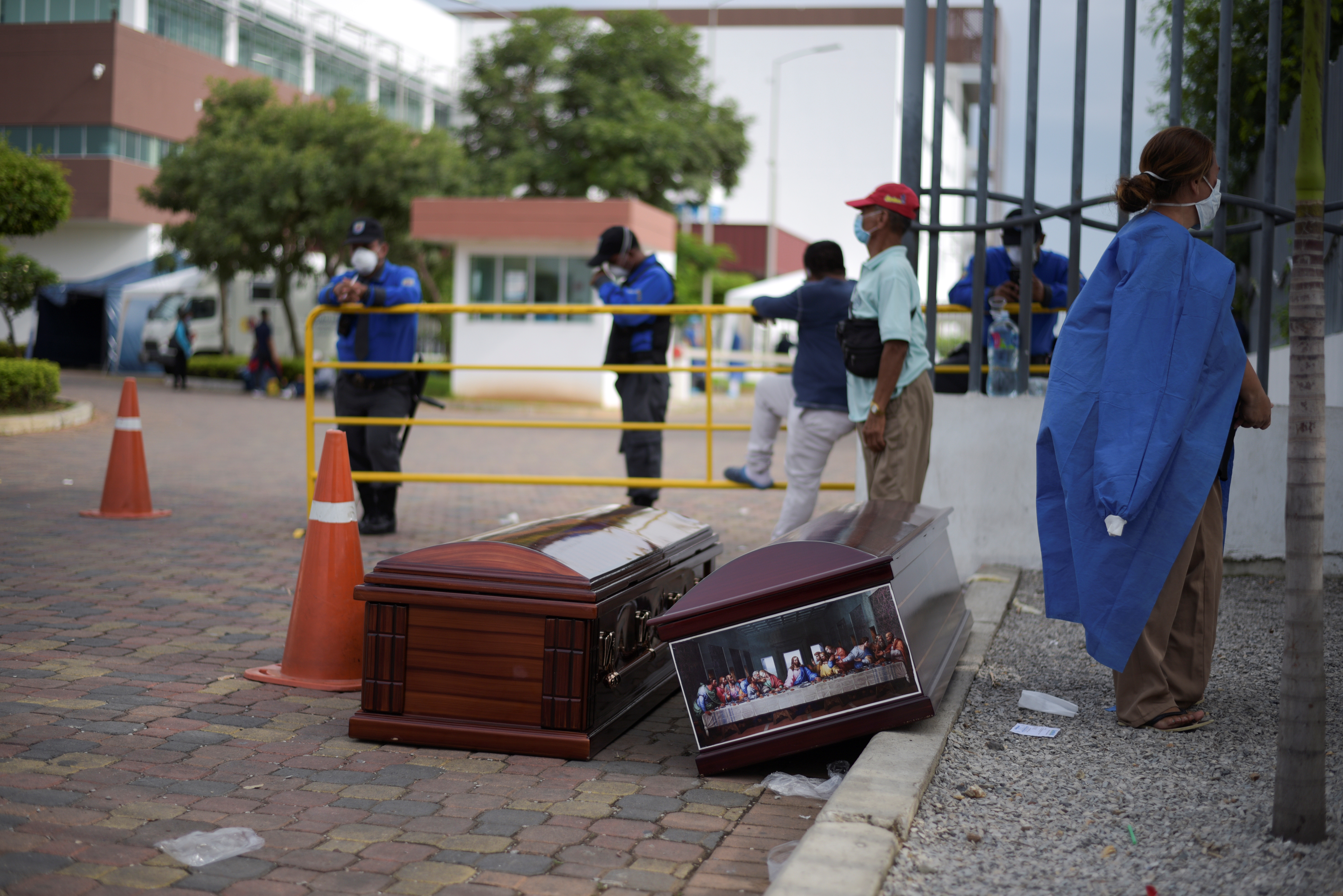 Familiares se agolpan en camposanto de Guayaquil en busca de sus difuntos