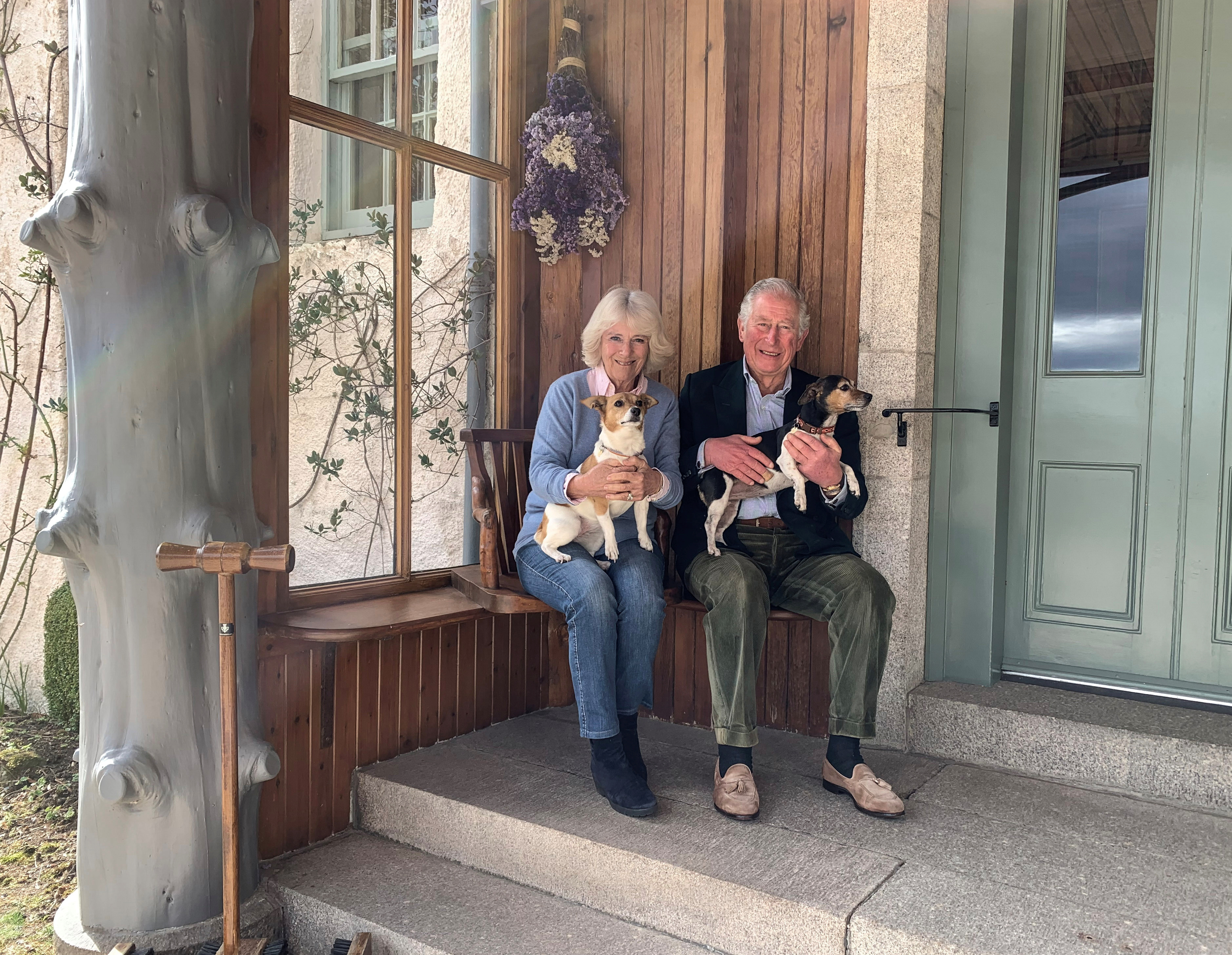 Carlos y Camila celebran su aniversario con una fotografía junto a sus perros