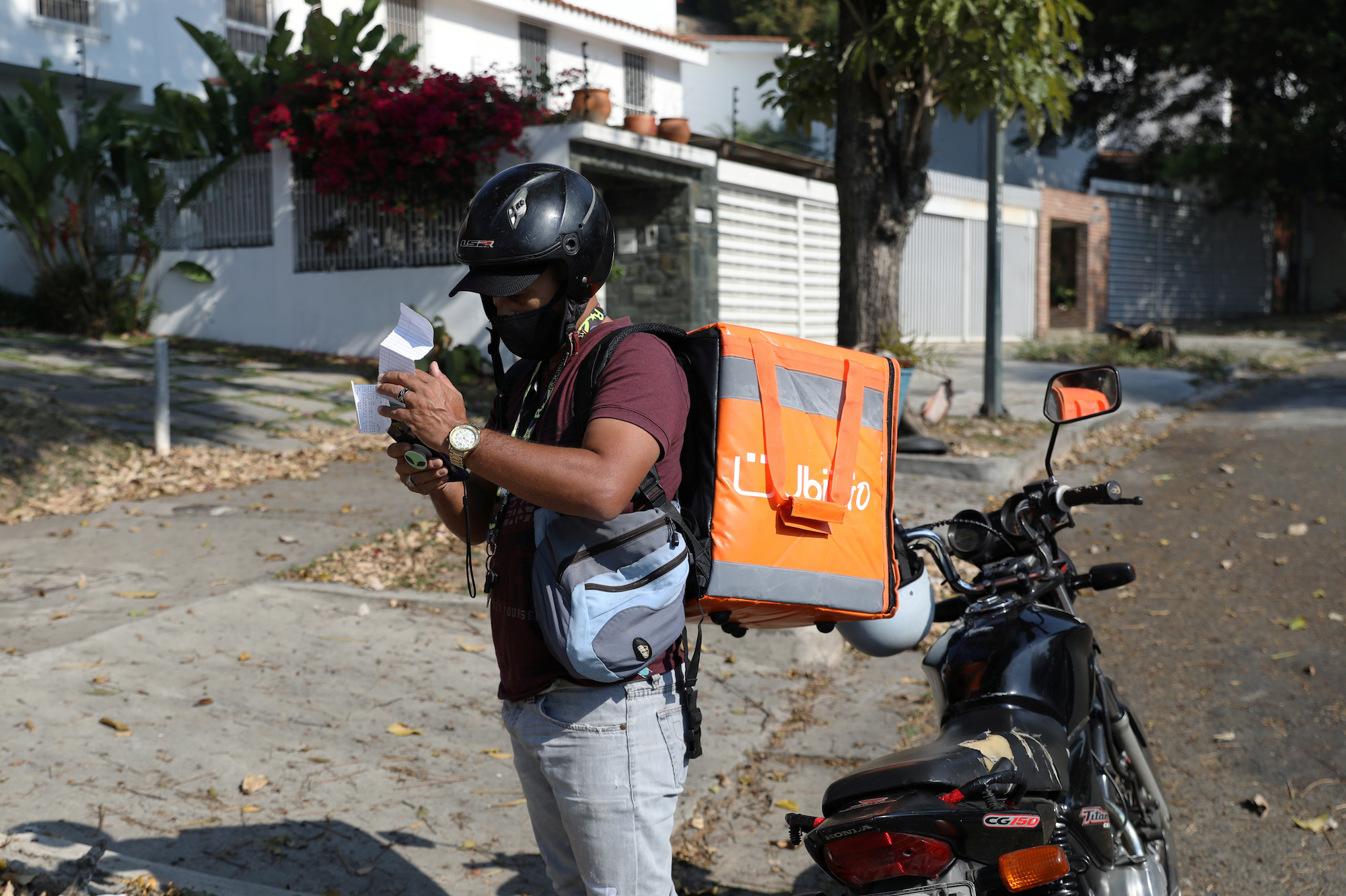 Motorizados y ciclistas luchan por sobrevivir con entregas en medio de cuarentena