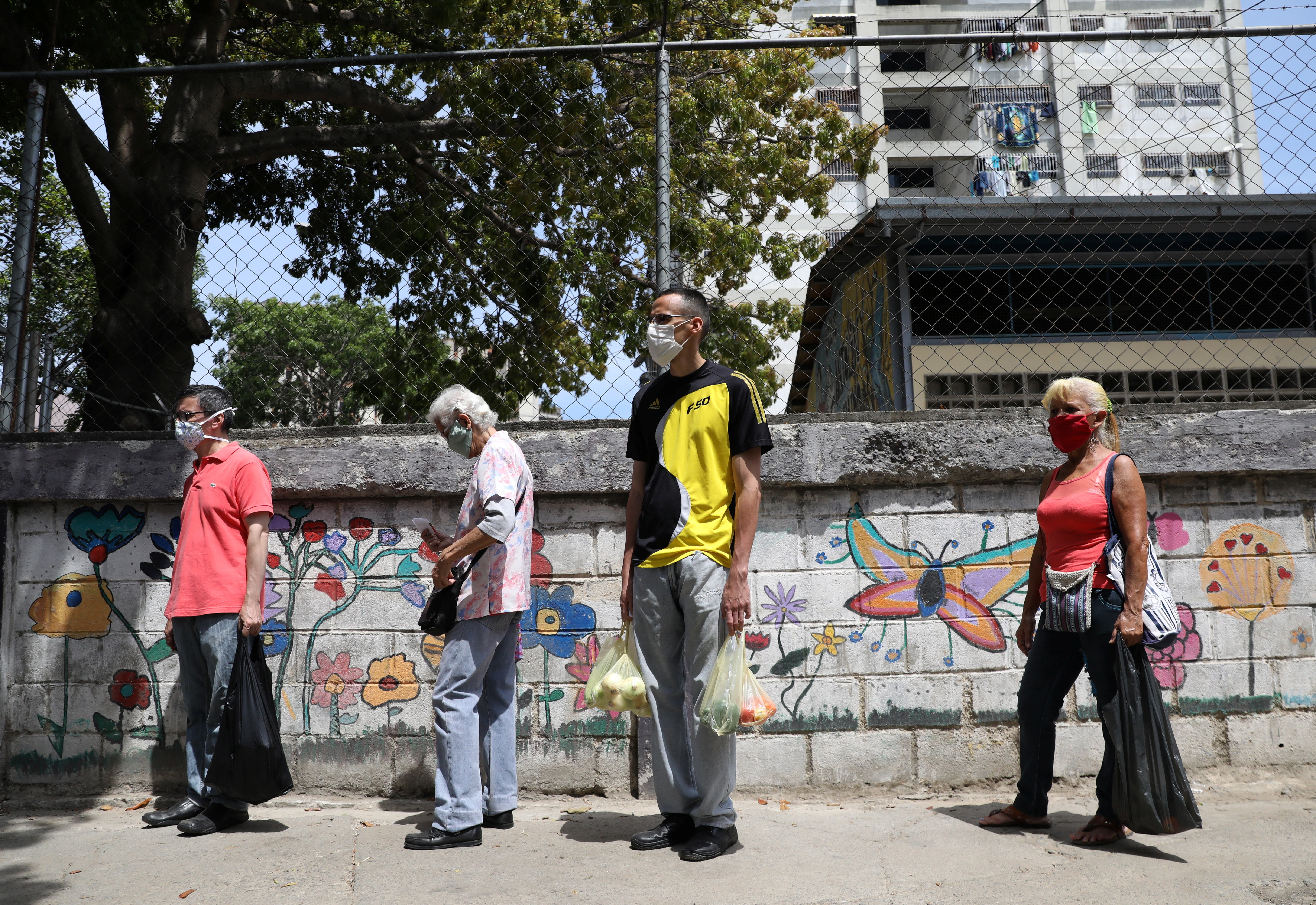 El fantasma de la quiebra económica en Venezuela opaca al Covid-19