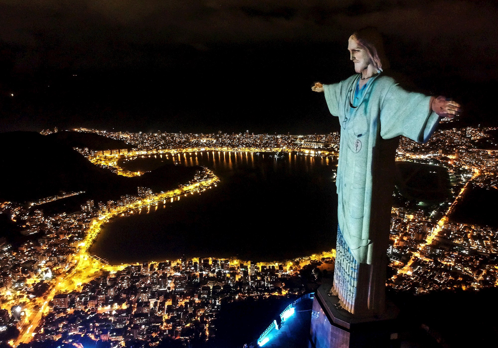 Cristo Redentor de Brasil se vistió de médico este Domingo de Resurrección (FOTOS)