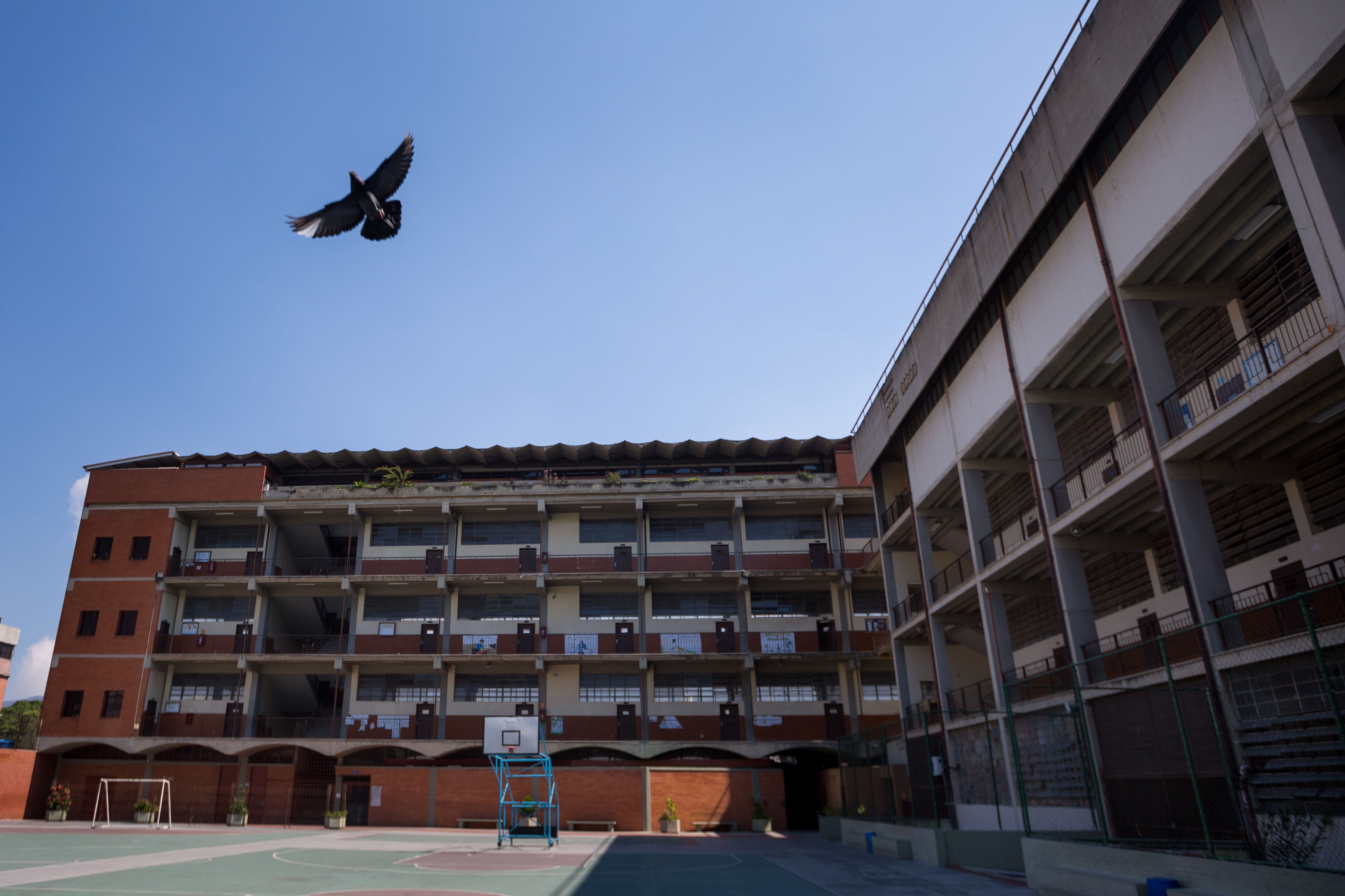 Un sistema de educación en ruinas no está apto para dobles turnos y menos horas de clases