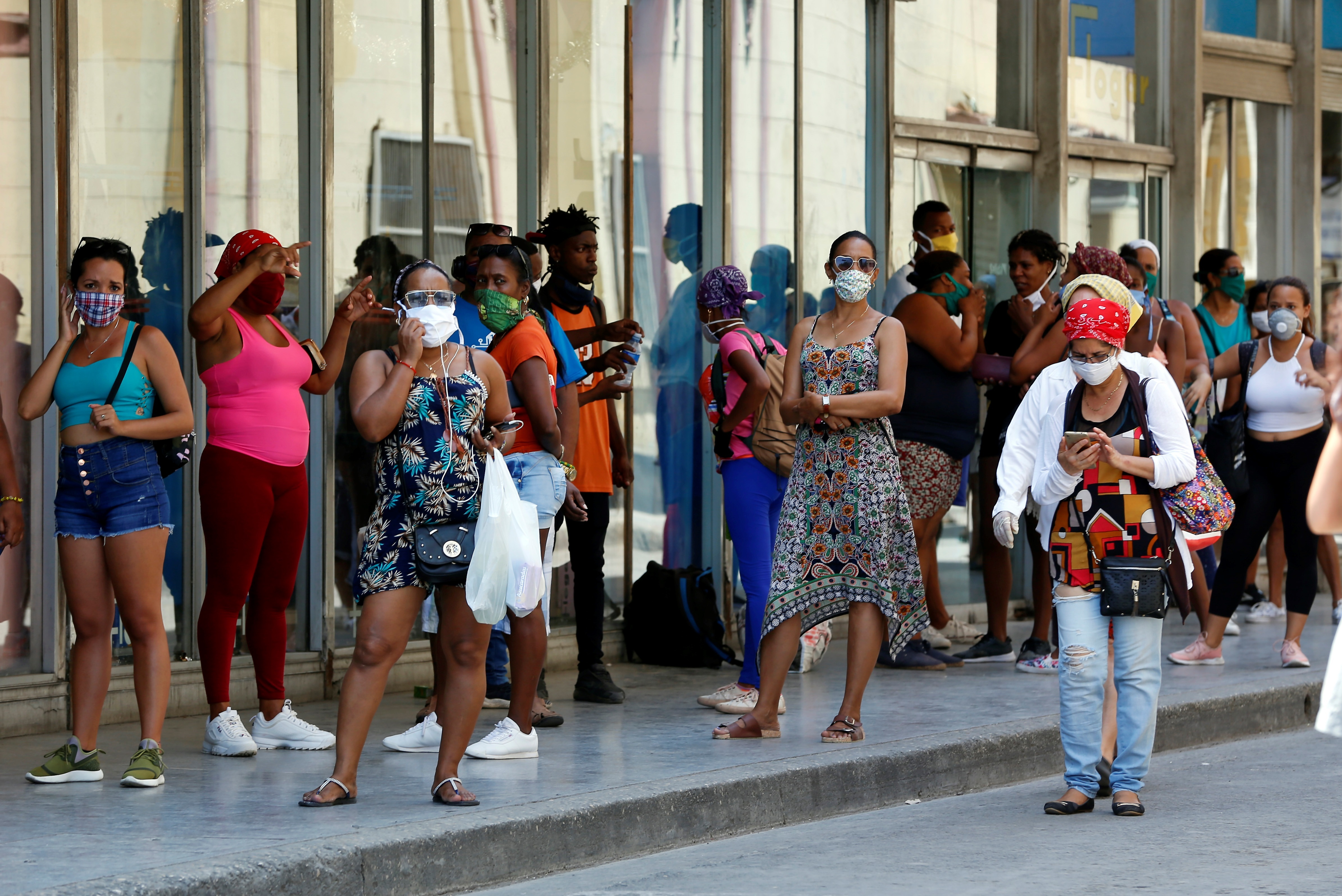 Cara e’ tabla: Régimen cubano prohibió las colas nocturnas en tiendas para evitar contagios