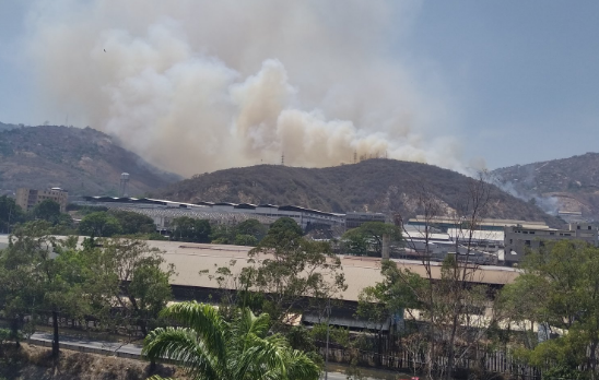 Reportan incendio forestal en montaña de La Yaguara #11Abr (FOTOS)