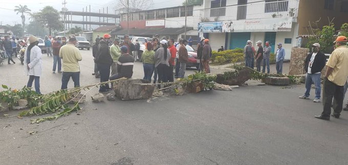 Trancan por segundo día consecutivo el municipio Caripe, en Monagas por falta de gasolina #29Abr (FOTOS)