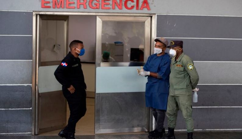 Al menos 42 muertos tras beber alcohol adulterado durante cuarentena en República Dominicana