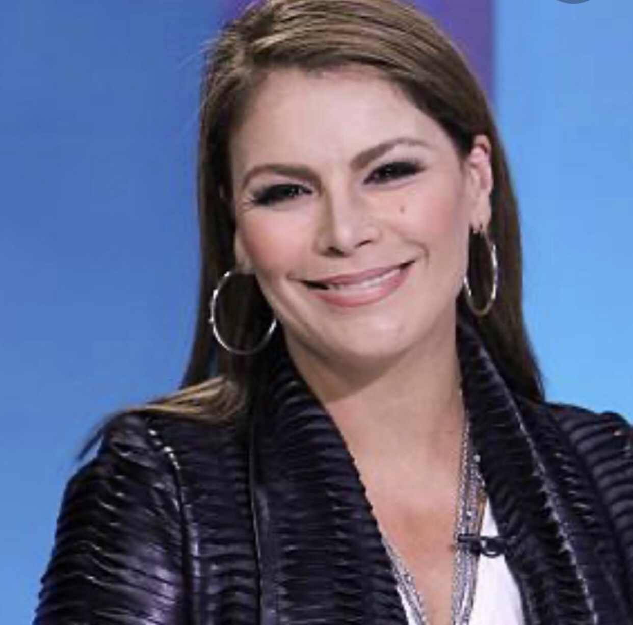 ¡Grande! Olga Tañón se sentó a coser mascarillas para quienes no tienen cómo adquirirlas