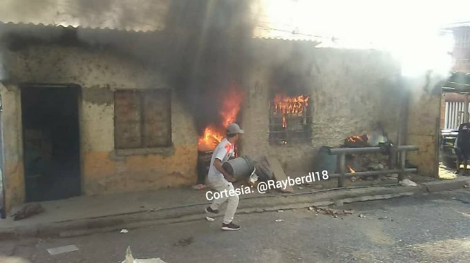 El incendio que no debió ocurrir: Por cocinar con leña ante la escasez de gas, perdió su vivienda en Catia (Video)