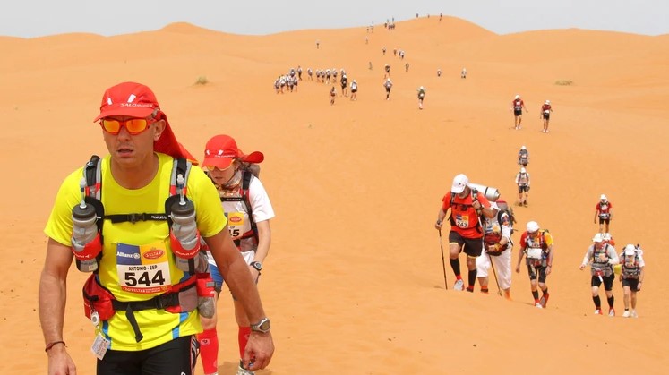 El maratonista que bebió su orina y comió murciélagos para sobrevivir tras perderse en el Sahara