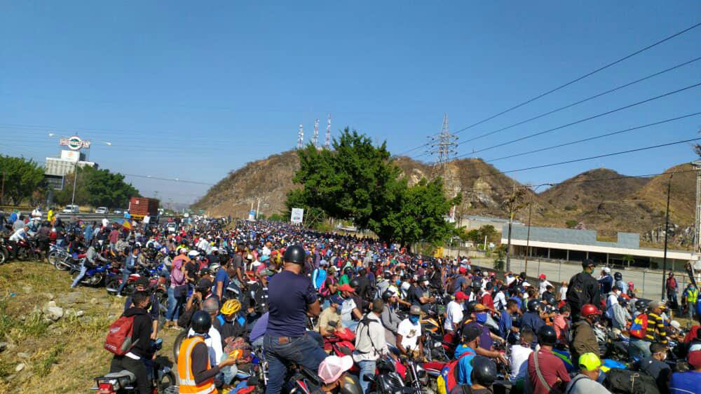 Motorizados toman las calles de Carabobo en busca de gasolina #14Abr (VIDEOS)