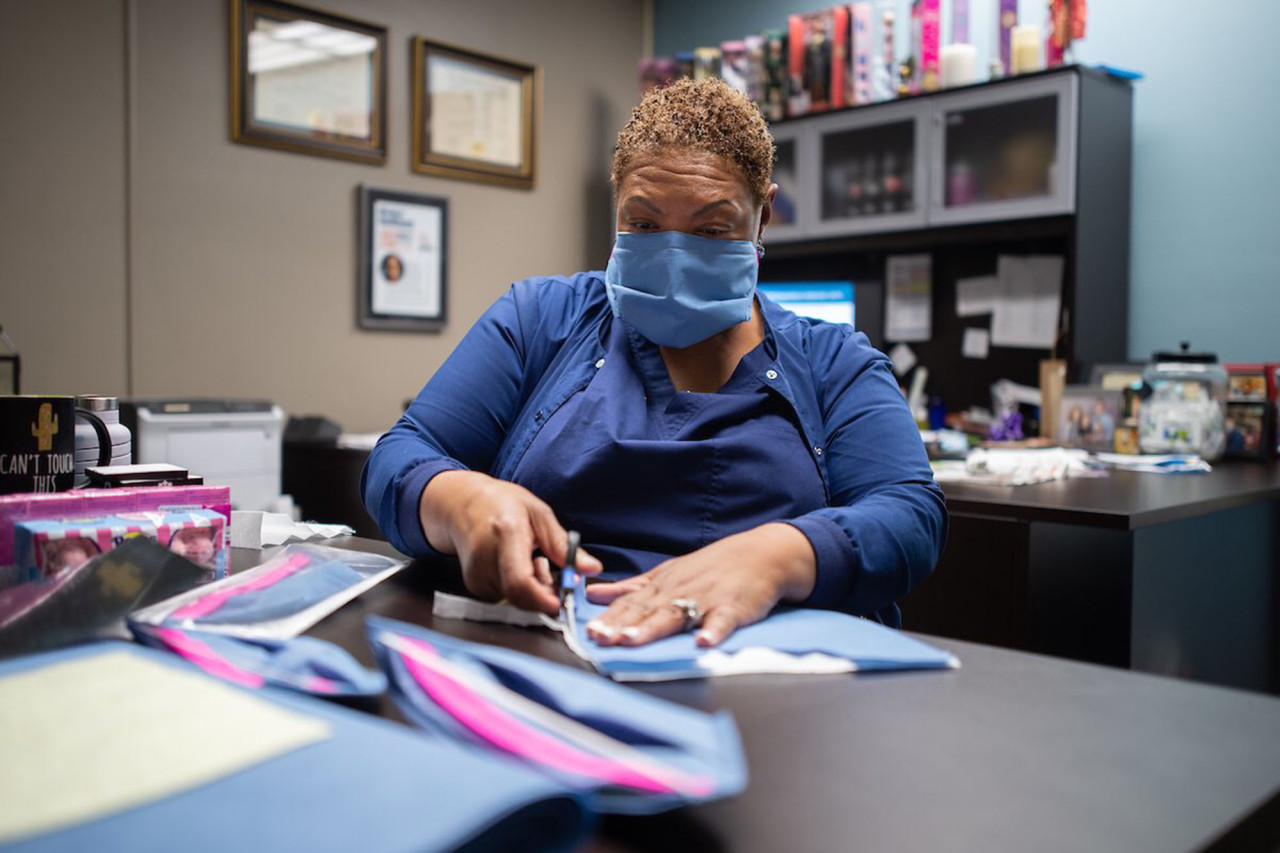 Enfermera en Texas desarrolla máscaras con mejor filtración que N95