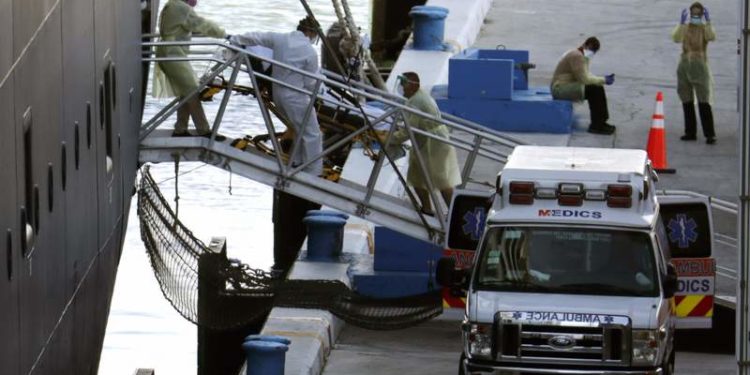 Continúan bajando pasajeros de los cruceros en Fort Lauderdale