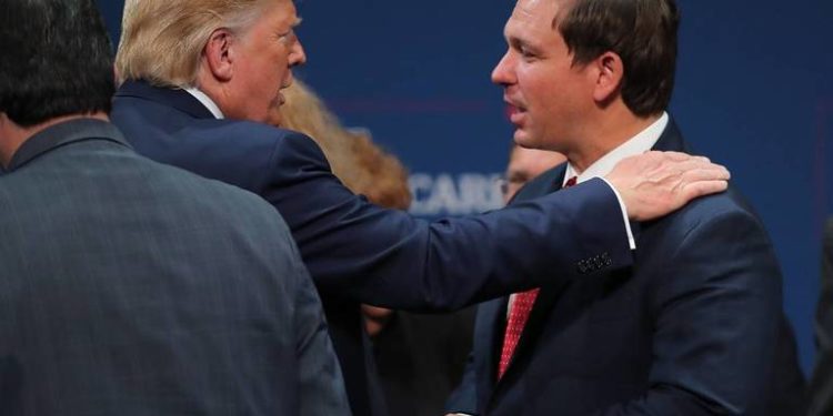 Floridanos creen que DeSantis hace mejor trabajo que Trump durante coronavirus