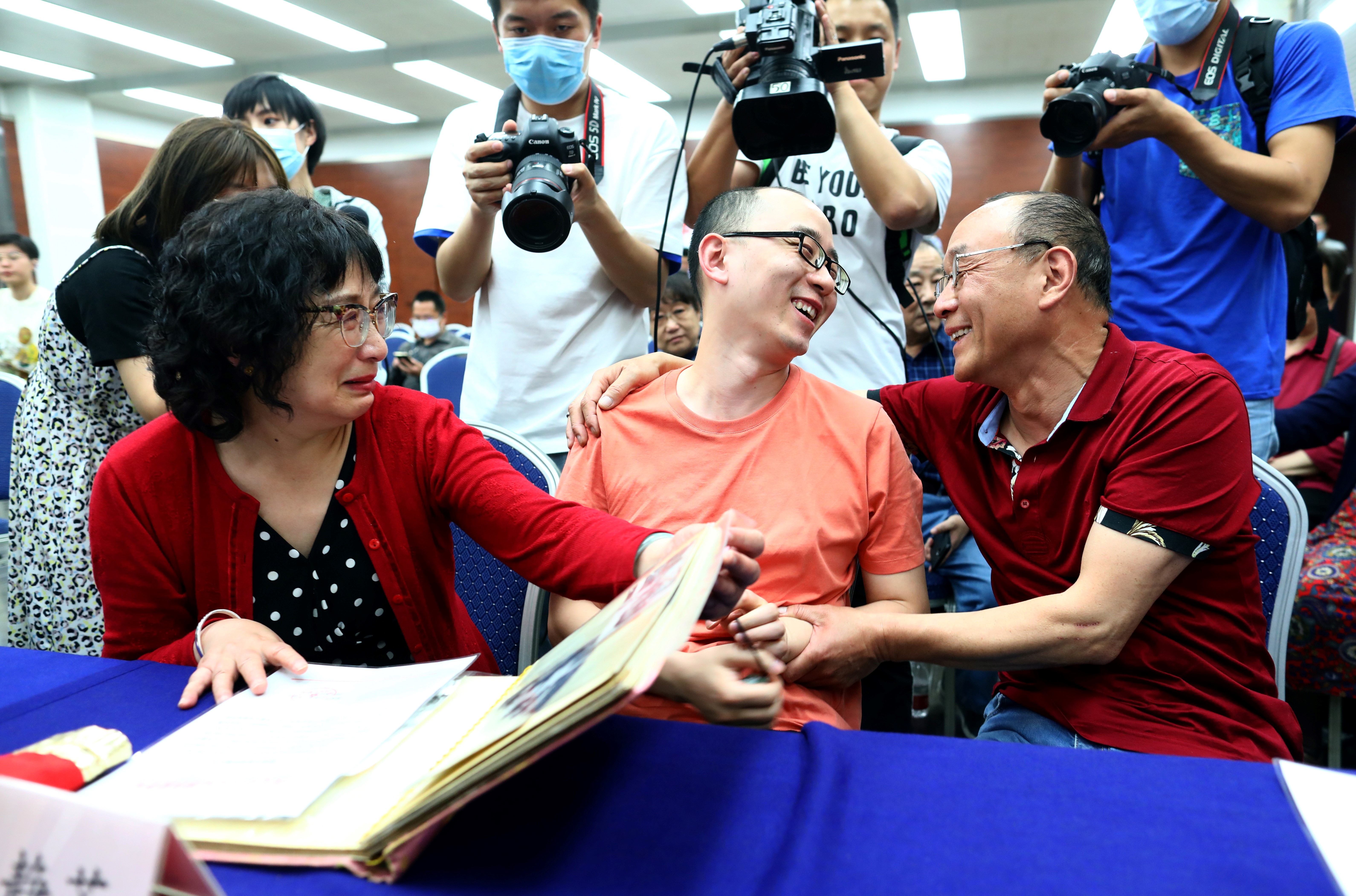 Se reencontró con sus padres 32 años luego que lo secuestraran cuando era un bebé en China