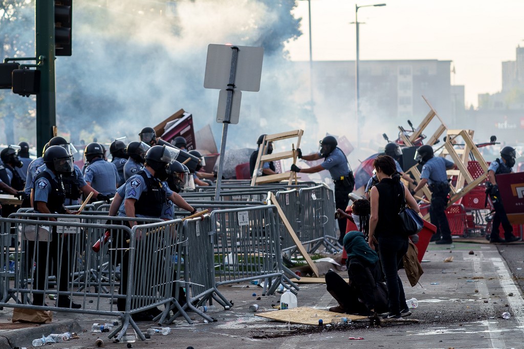 Segunda noche de protestas en EEUU por la muerte de estadounidense negro a manos de la policía