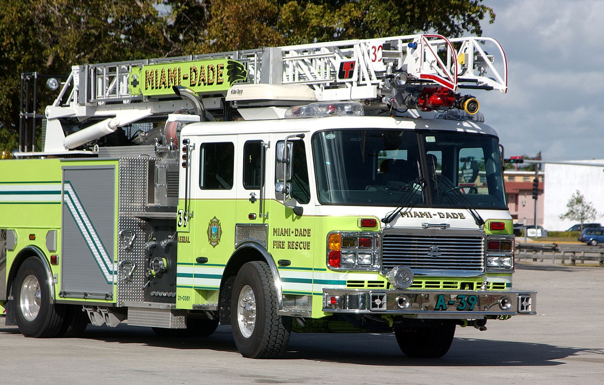 Los bomberos extinguen el incendio del depósito de chatarra en Opa-locka