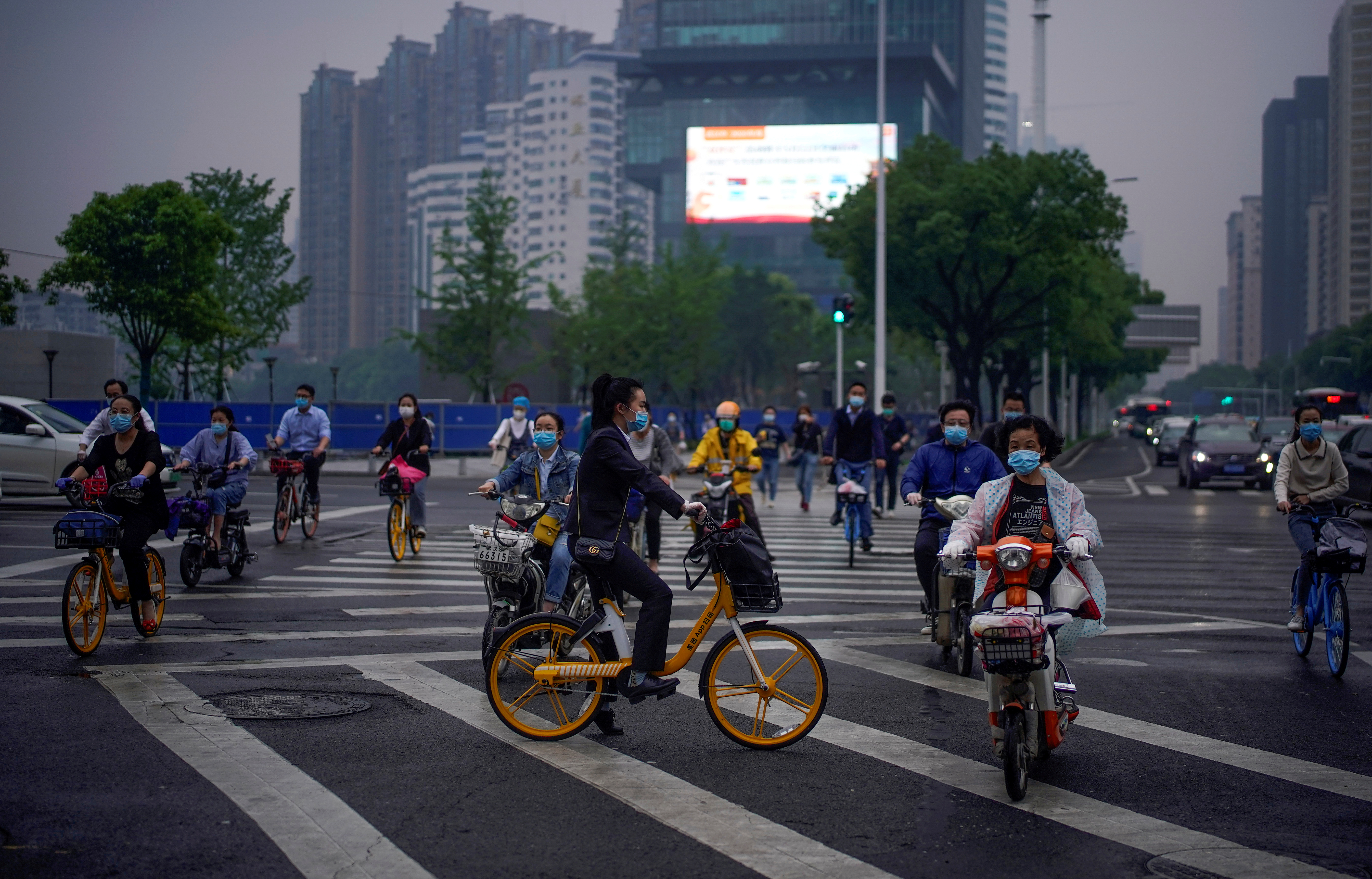 Wuhan aísla a 300 personas tras hacer pruebas a toda la población