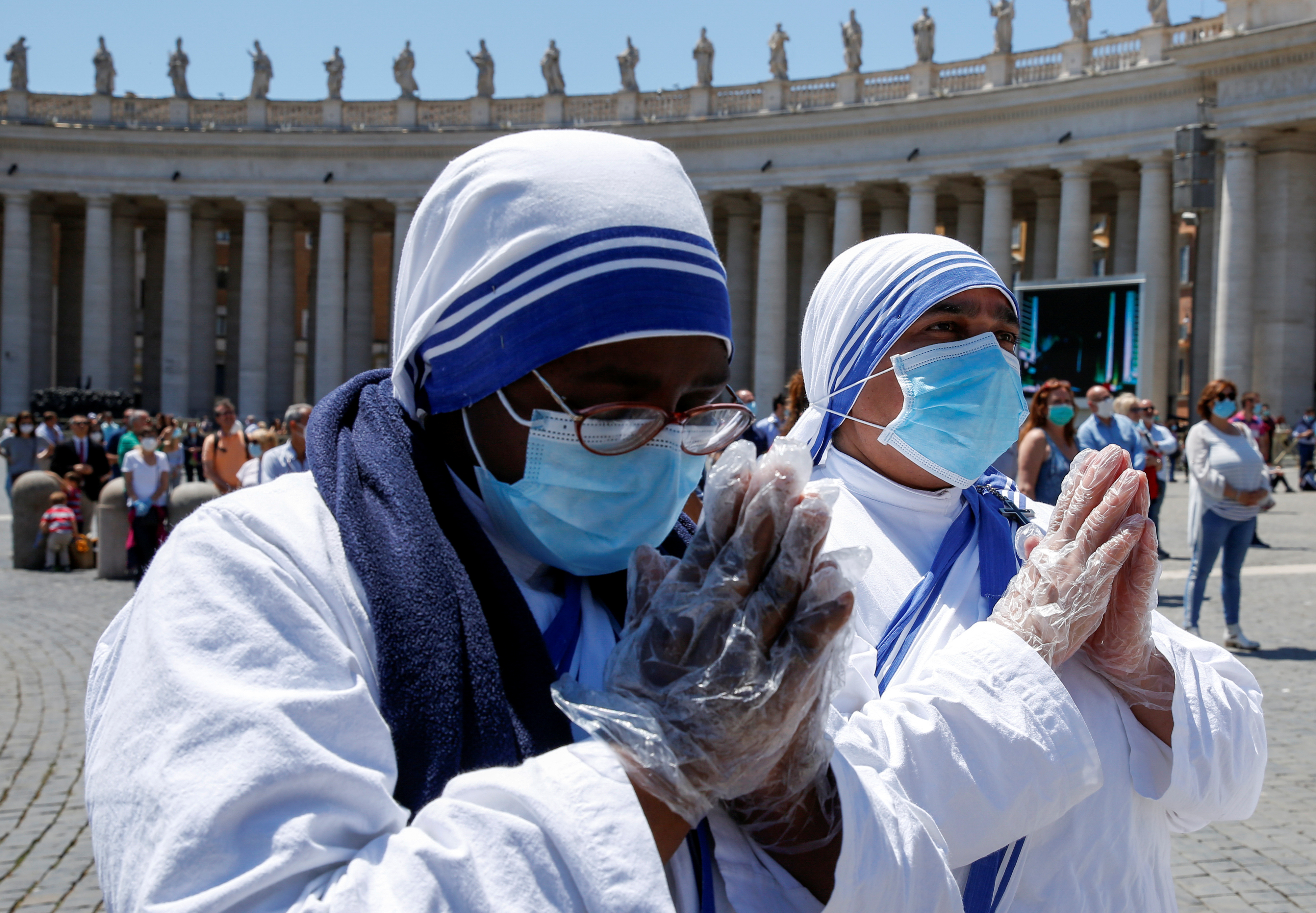 Los fieles vuelven a la plaza de san Pedro para el Regina Coeli del Papa