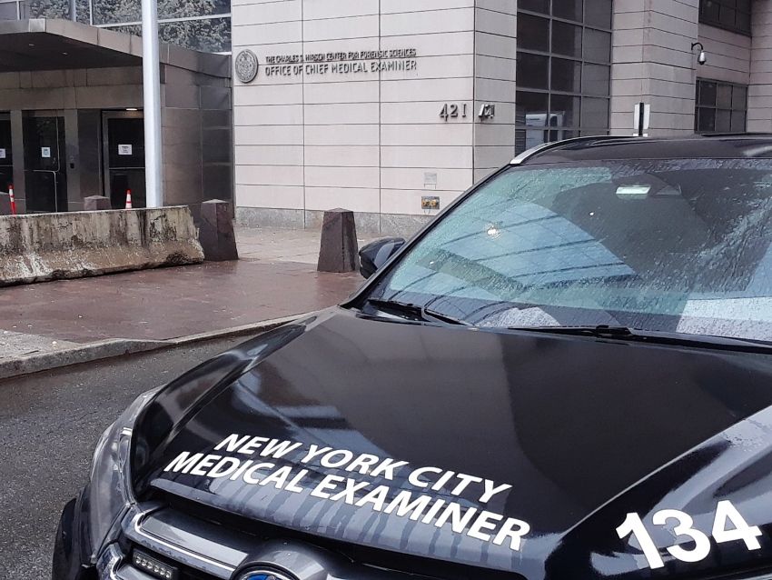 Instalan “cementerio” temporal en estacionamiento de Brooklyn por crisis del coronavirus