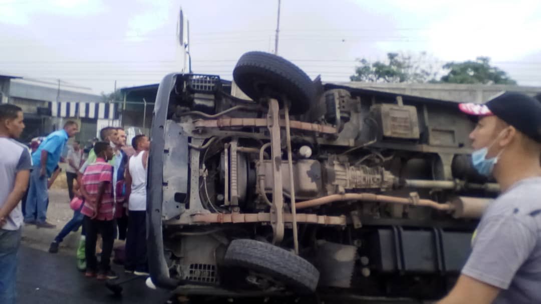 Se volcó camión cava en Barquisimeto #30May (Fotos)