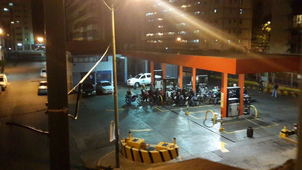 Efectivos de la PNB habrían dispersado cola de gasolina en La Candelaria a “punta e’ plomo”