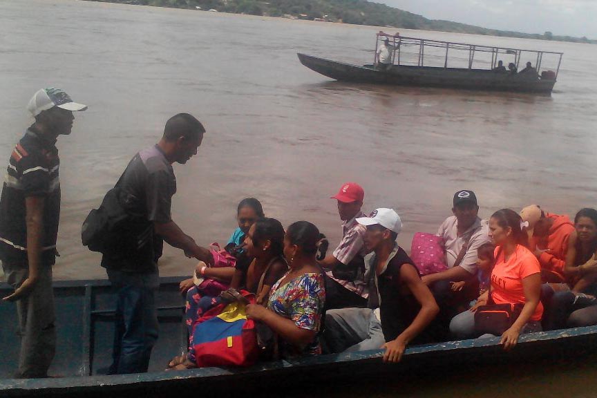 En Anzoátegui cruzan el Orinoco en curiaras para conseguir alimentos