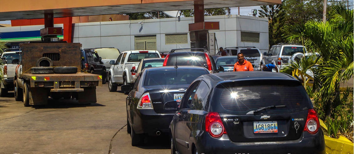 Fedecámaras emite alerta por robos en las colas para surtir gasolina