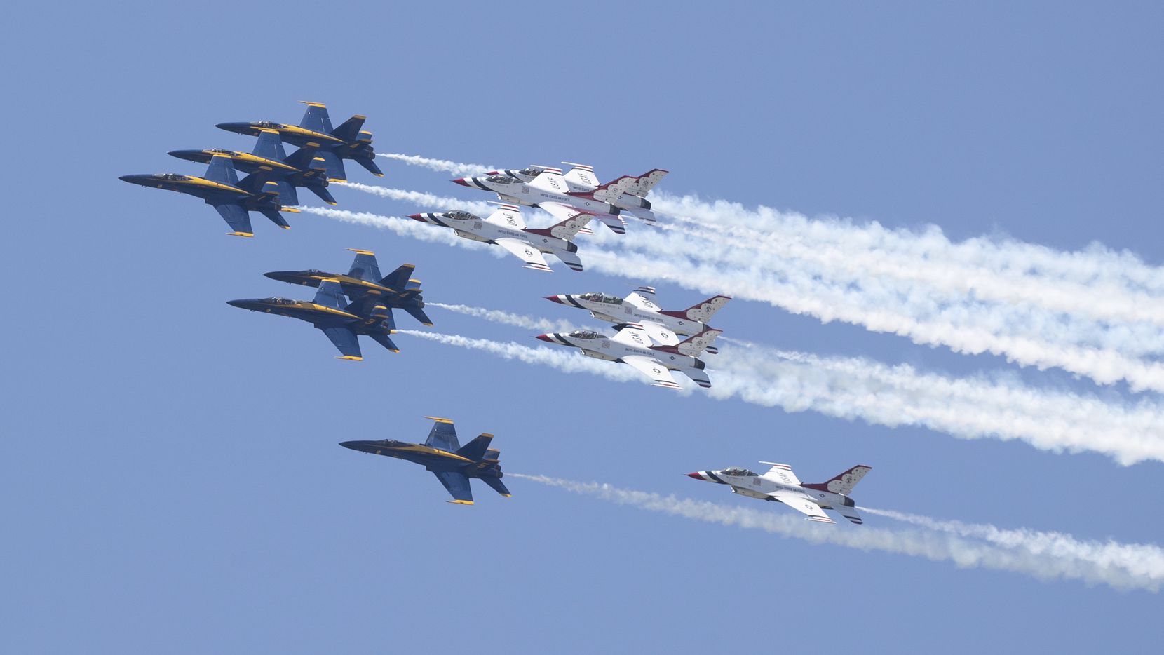 Doctores y enfermeras de Florida se entusiasman con el homenaje de los Blue Angels