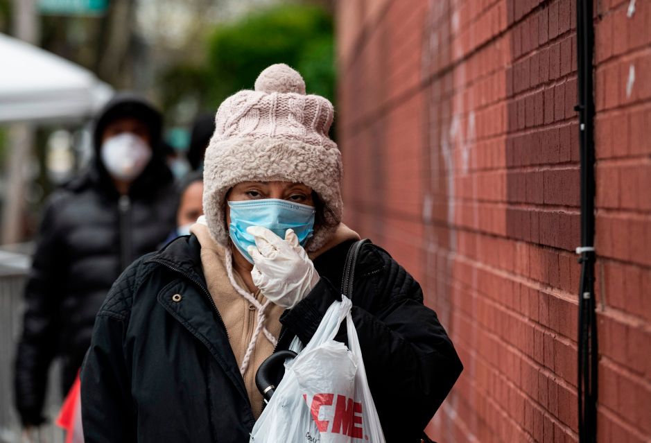 Lanzan campaña en Nueva York para usar tapabocas ante temor de aumento de muertes por coronavirus